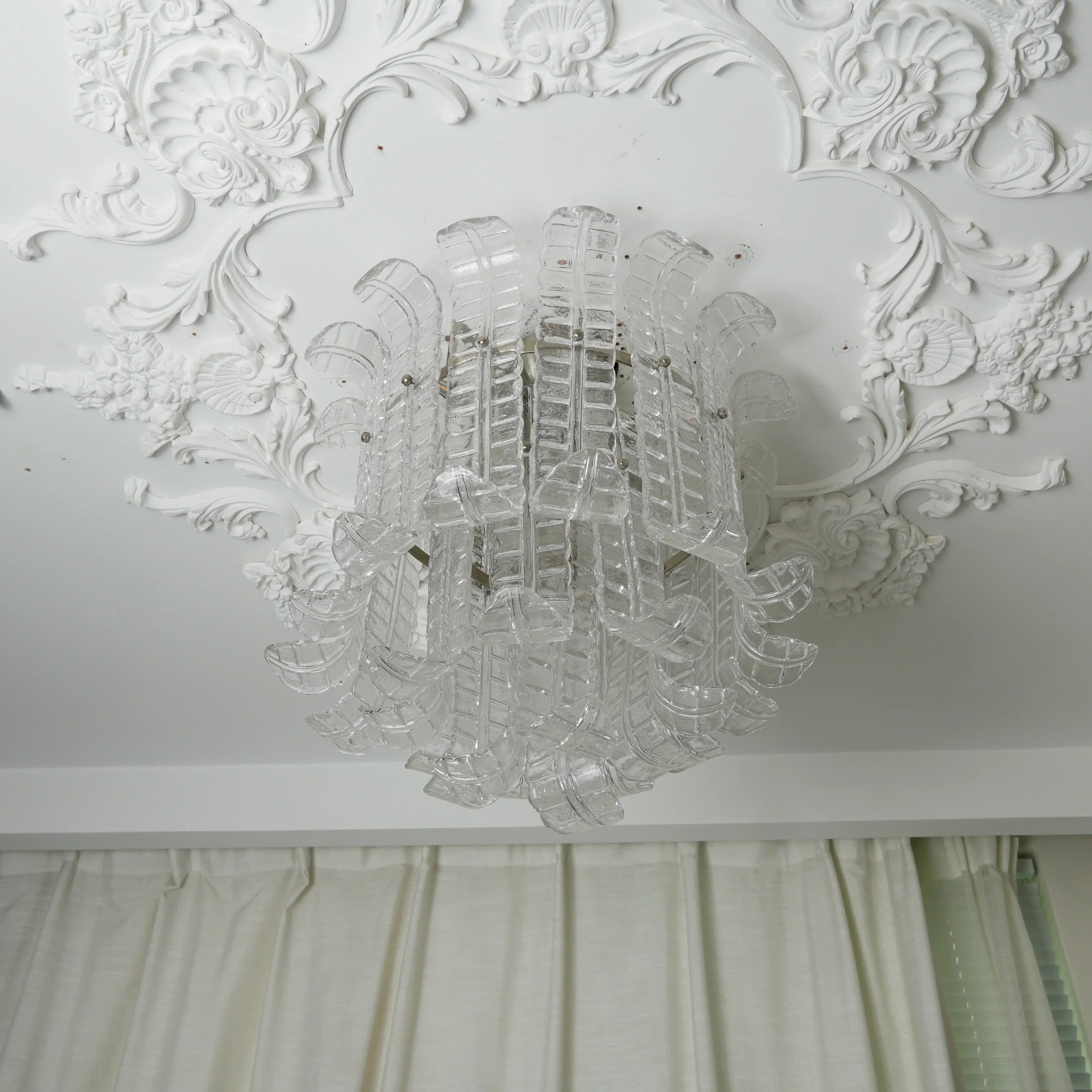 hand-crafted-murano-glass-leaf-design-ceiling-lamp-for-elegant-dining-spaces