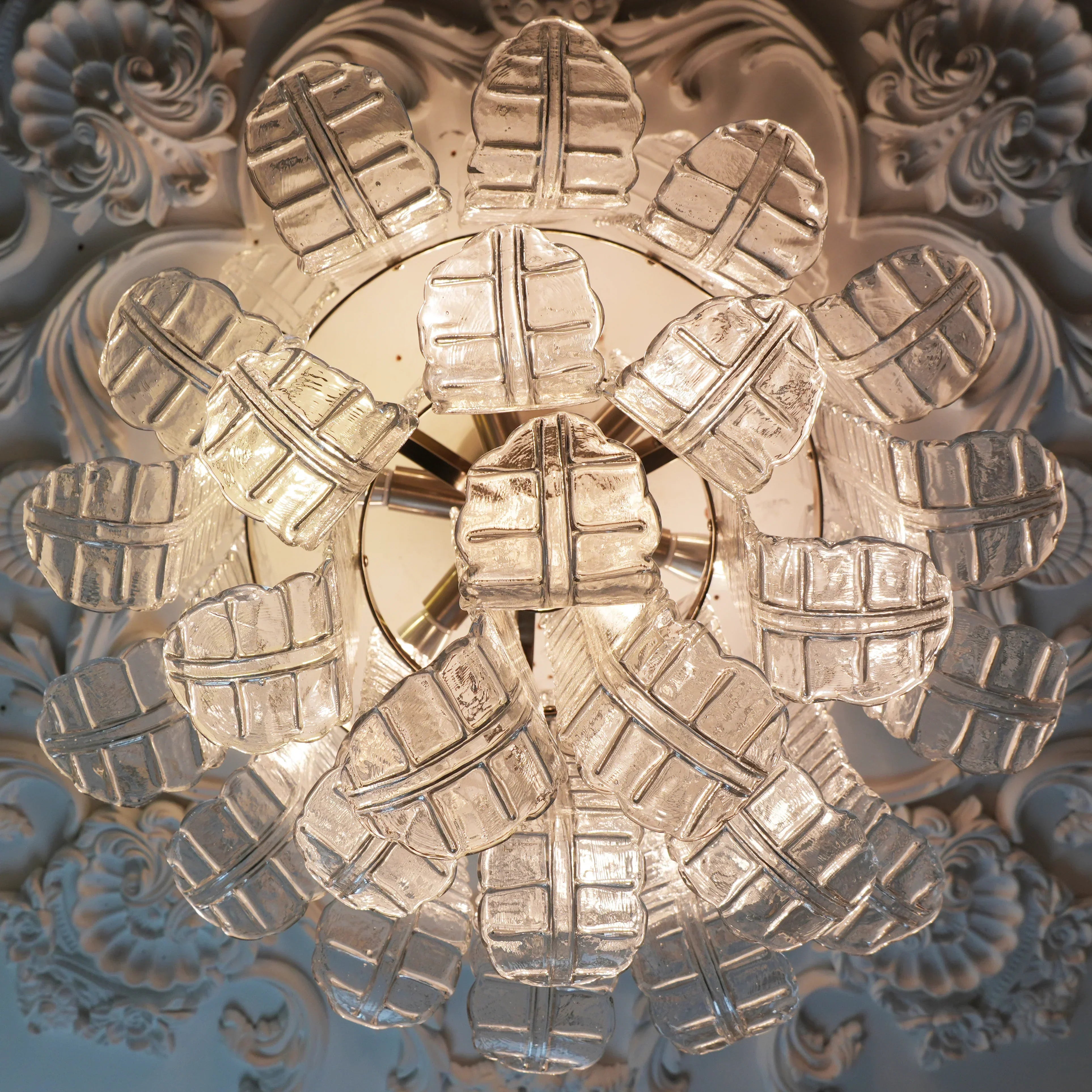 hand-crafted-murano-glass-leaf-design-ceiling-lamp-for-elegant-dining-spaces