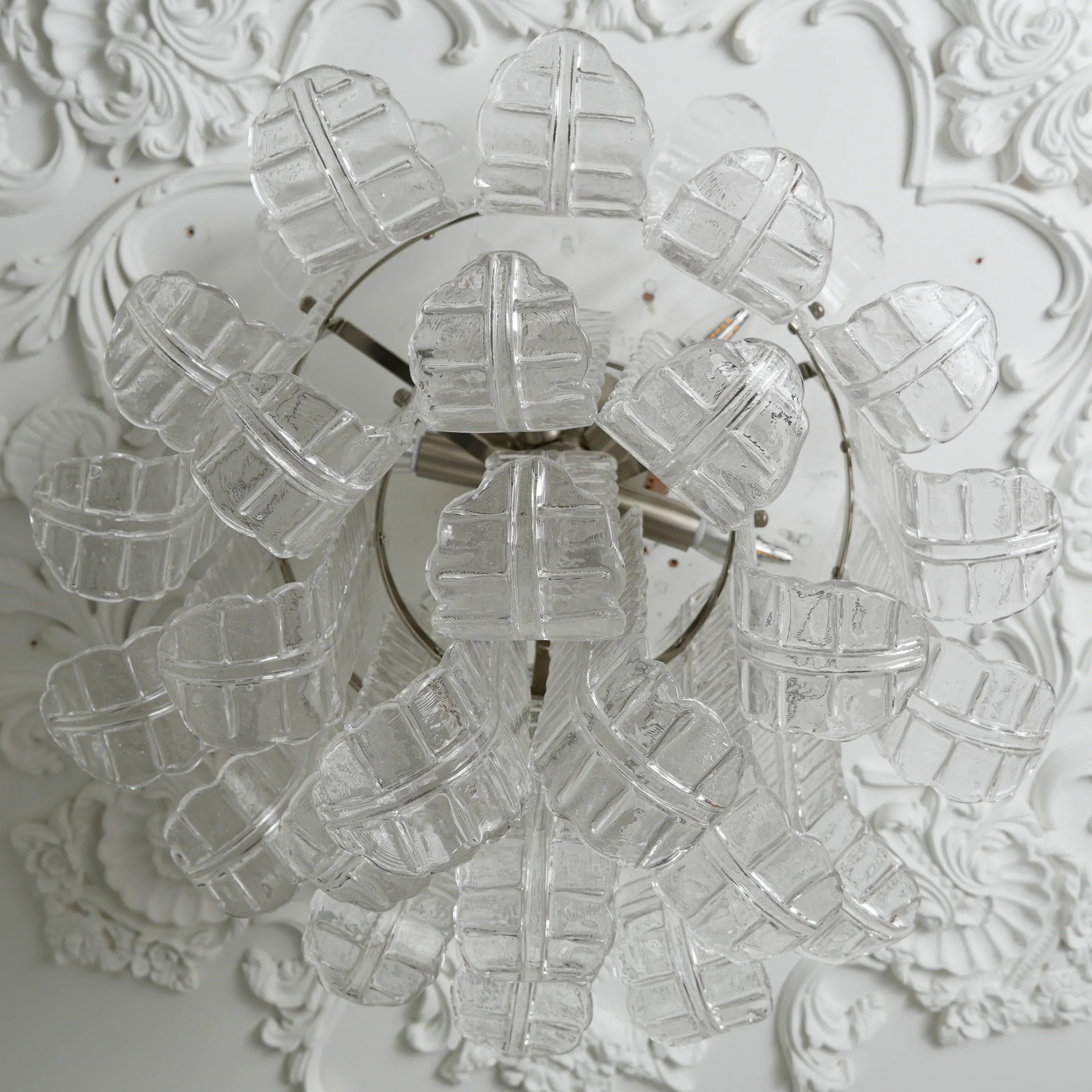 hand-crafted-murano-glass-leaf-design-ceiling-lamp-for-elegant-dining-spaces