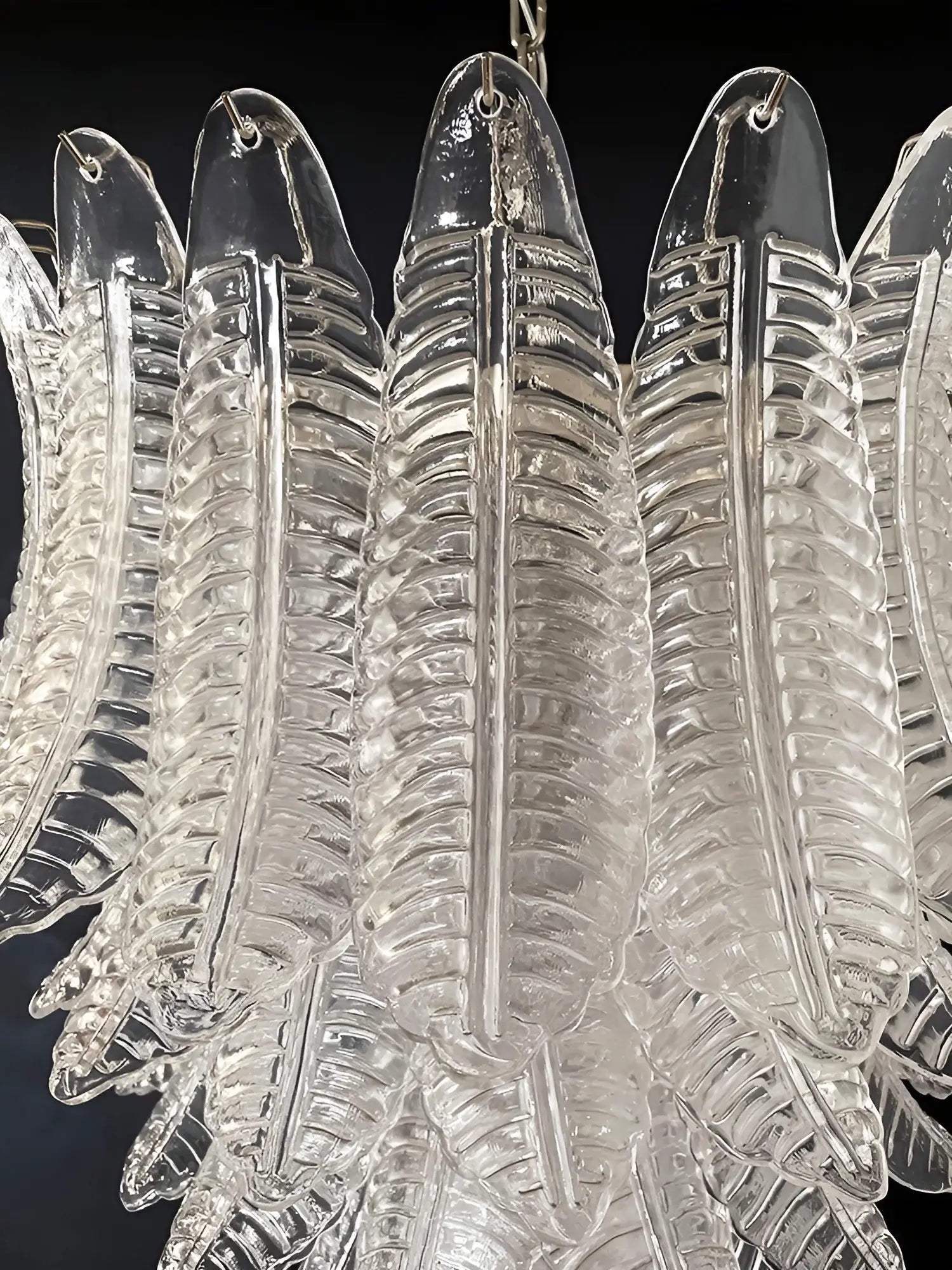 handcrafted-murano-glass-felci-chandelier-with-transparent-petals-for-luxury-living-room