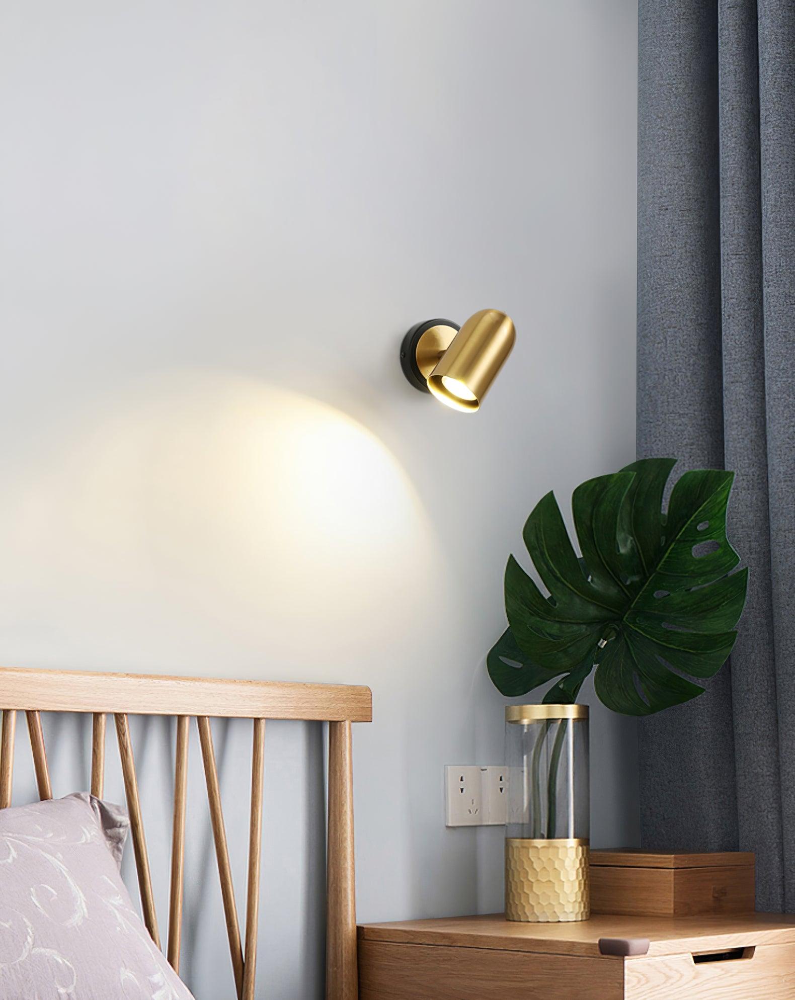 Leonardo Elegant Gold Metal Wall Sconce Bracket Light Fixture for Modern Indoor Decor