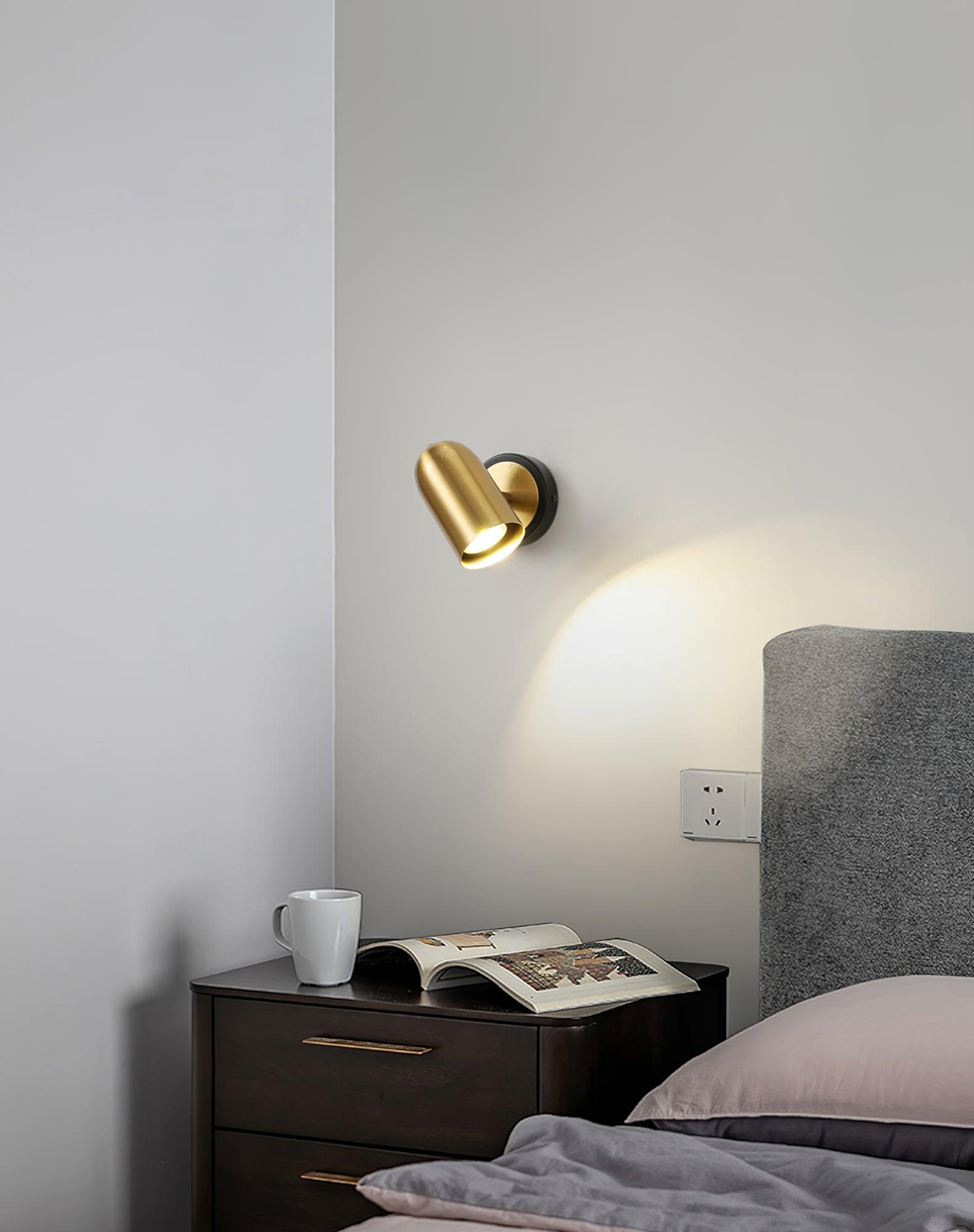 Leonardo Elegant Gold Metal Wall Sconce Bracket Light Fixture for Modern Indoor Decor