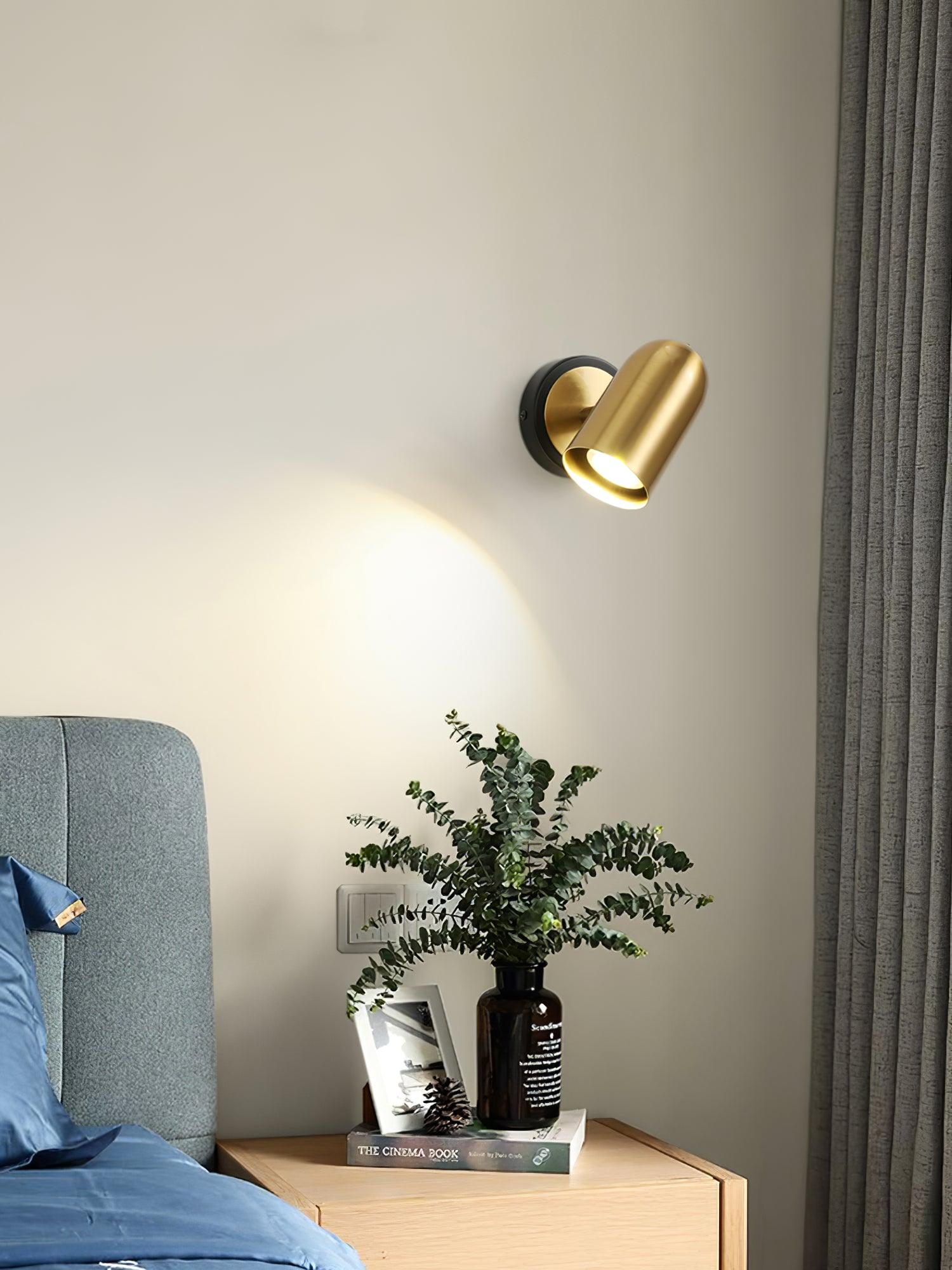Leonardo Elegant Gold Metal Wall Sconce Bracket Light Fixture for Modern Indoor Decor