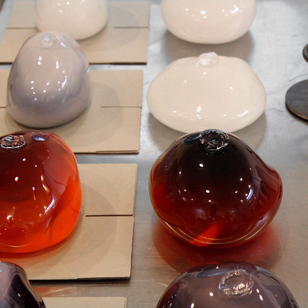 modern-hand-blown-glass-lightning-table-lamp-artistic-cloud-design-bedside-light