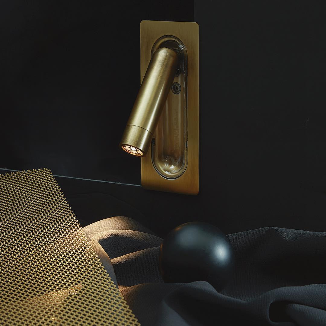 Modern Adjustable 360 Degree Rotating LED Wall Mounted Bedside Reading Lamp for Bedroom and Office