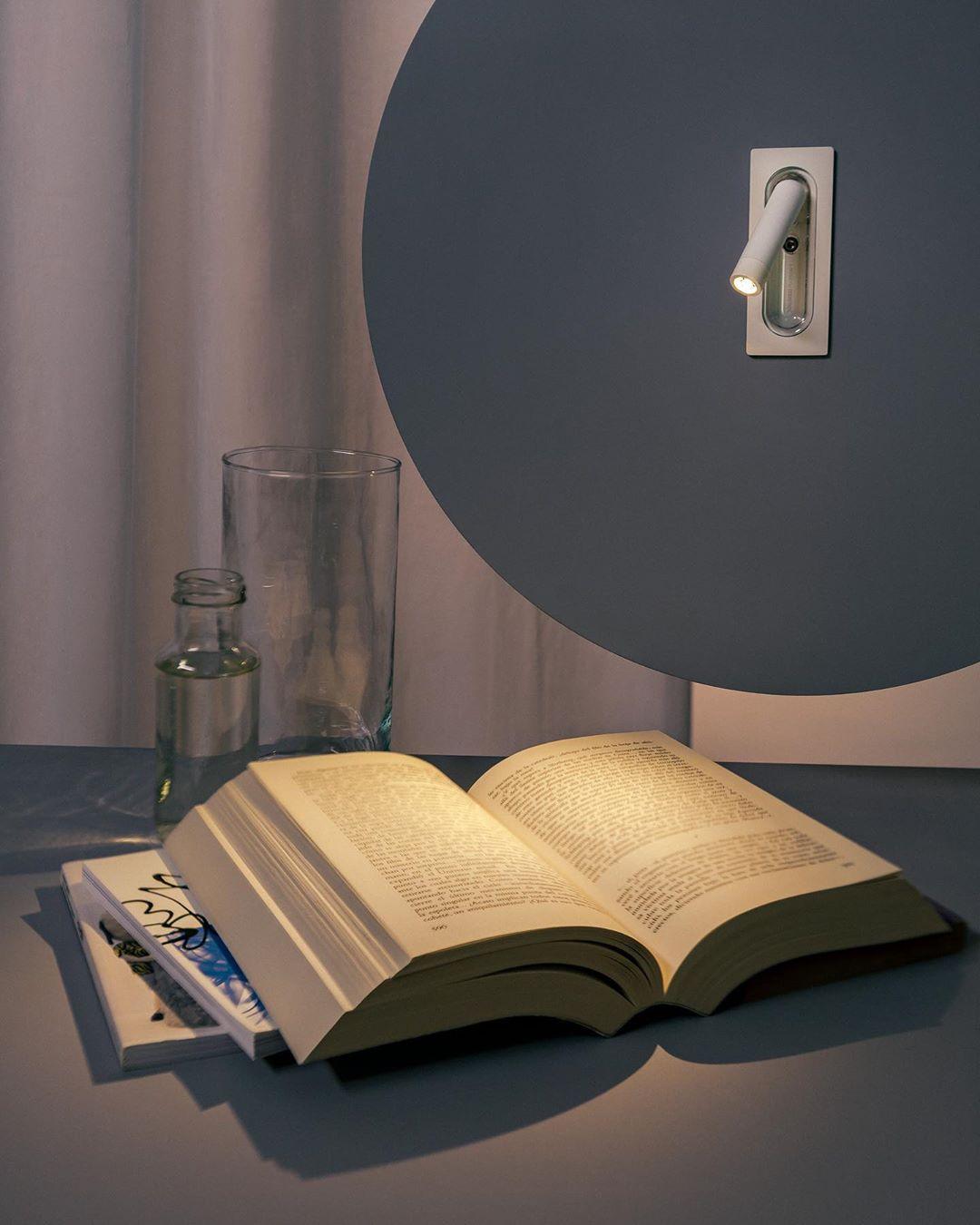 Modern Adjustable 360 Degree Rotating LED Wall Mounted Bedside Reading Lamp for Bedroom and Office