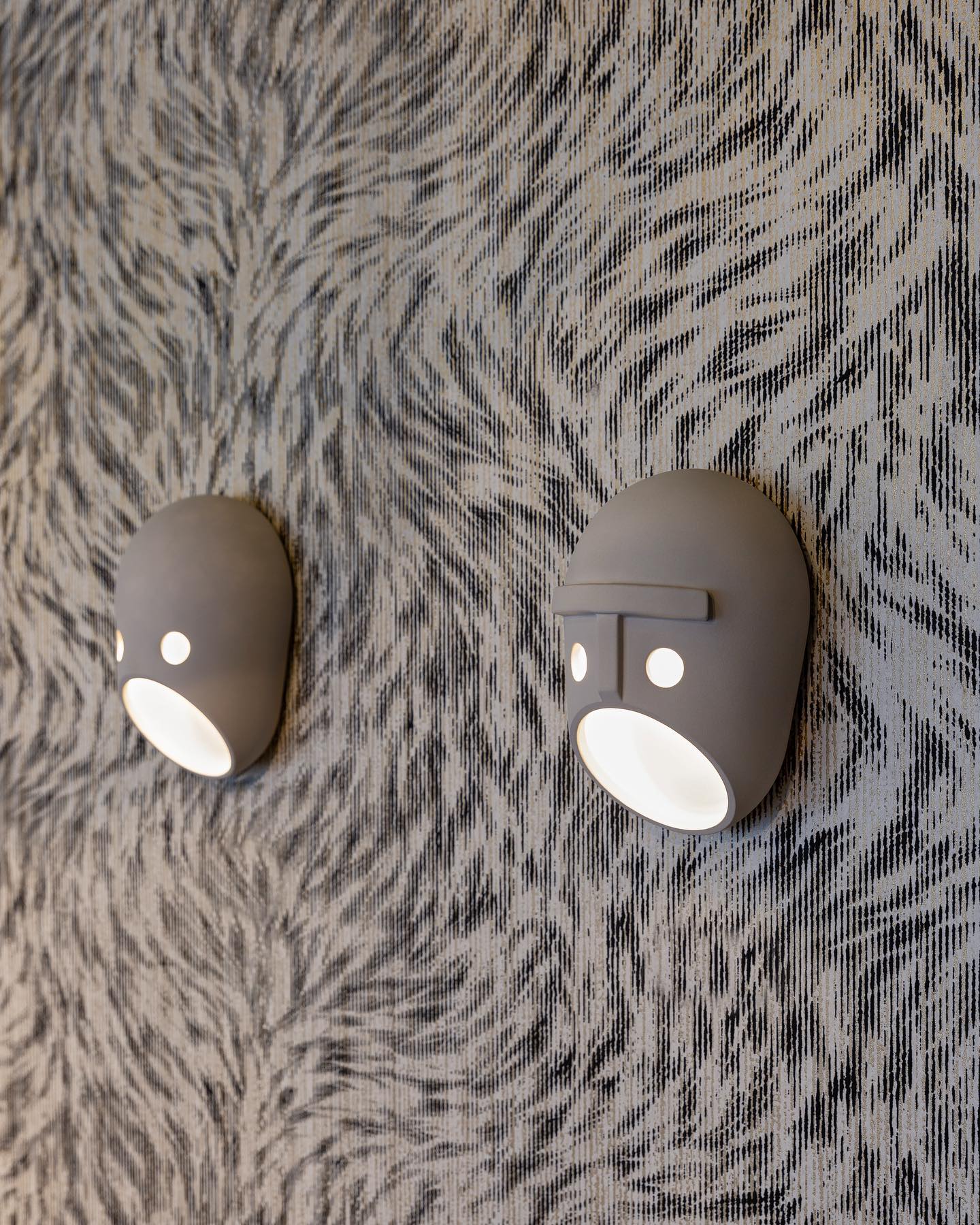 Modern Ceramic Face Mask Wall Sconce Decorative Art Portrait Wall Light for Interior Decor