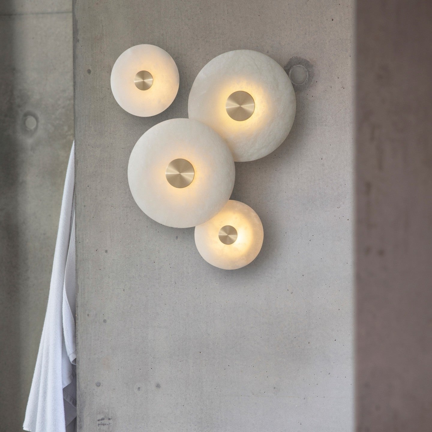 Modern Circular Natural Alabaster LED Wall Lamp Fixture for Elegant Indoor Lighting