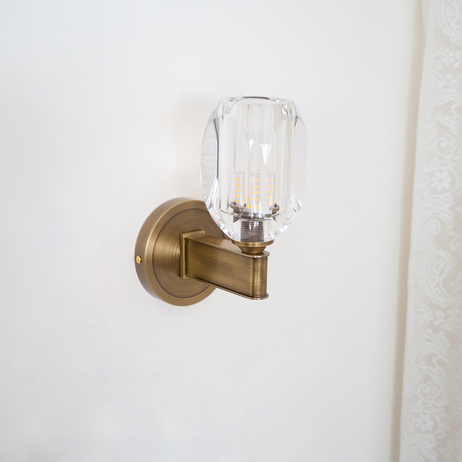 Modern Diamond Crystal Wall Sconce Luxury Brass LED Vanity Light for Bedroom and Hallway