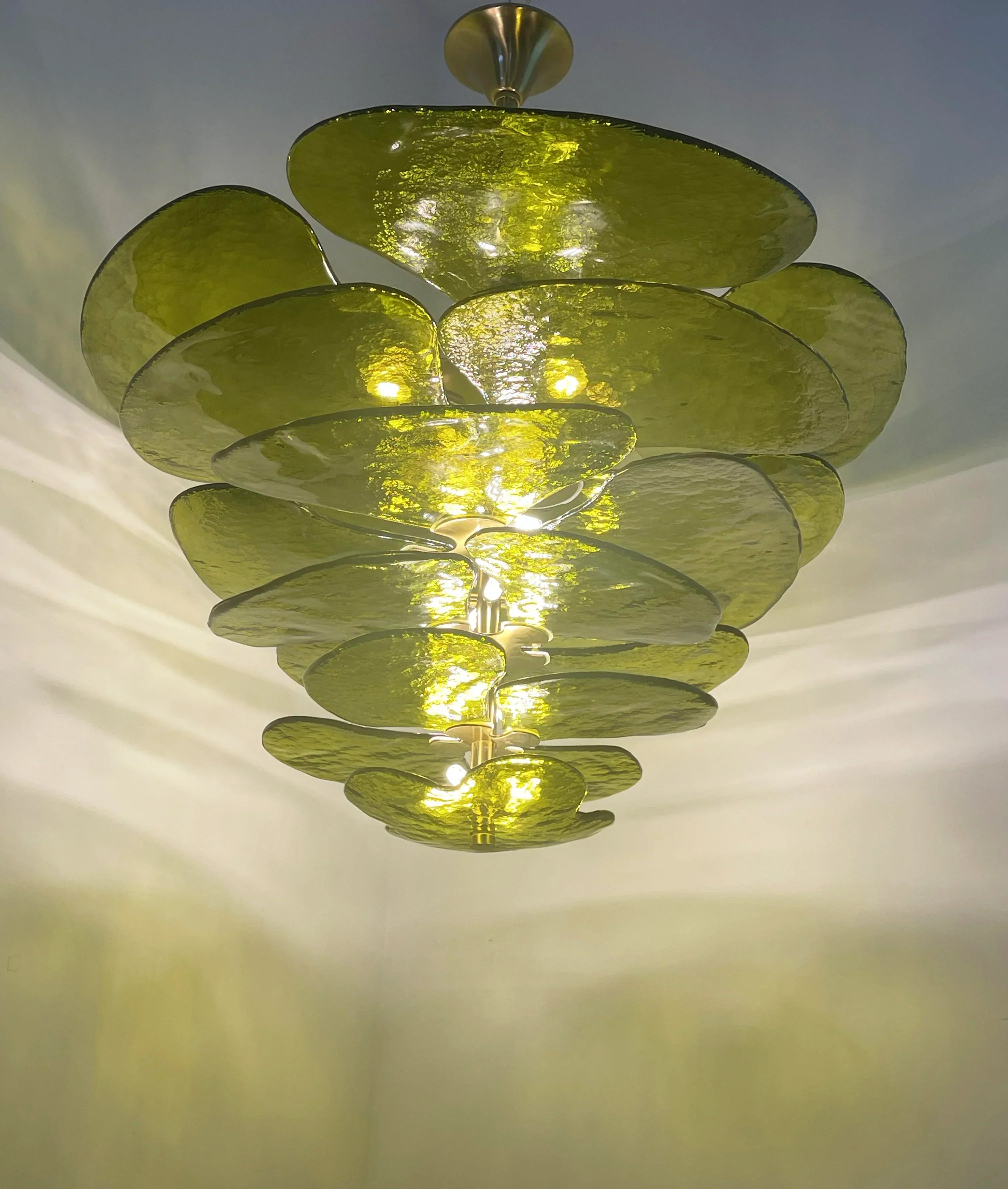 modern-green-textured-glass-leaf-chandelier-with-brass-finish-luxury-lilypad-petal-pendant-light
