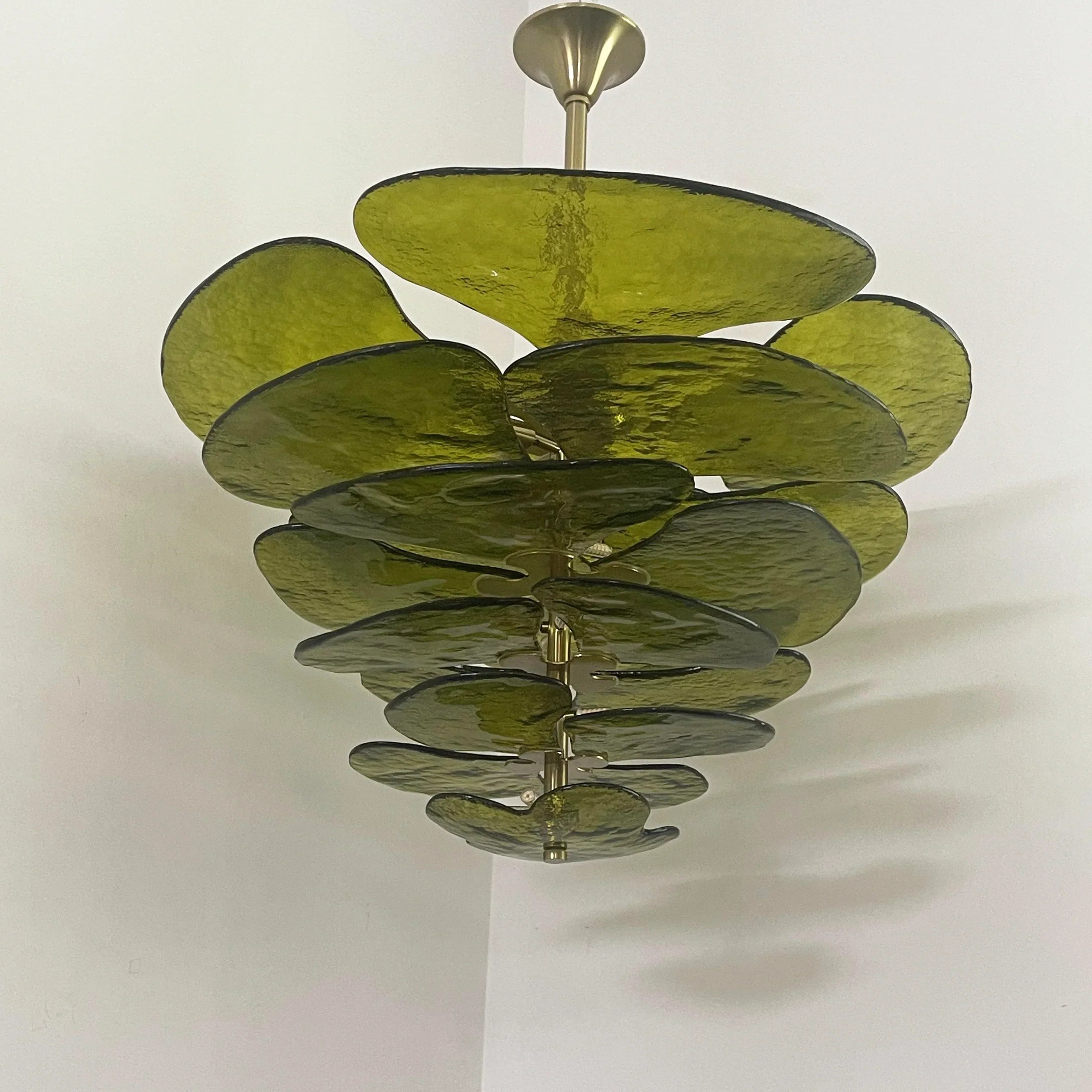 modern-green-textured-glass-leaf-chandelier-with-brass-finish-luxury-lilypad-petal-pendant-light