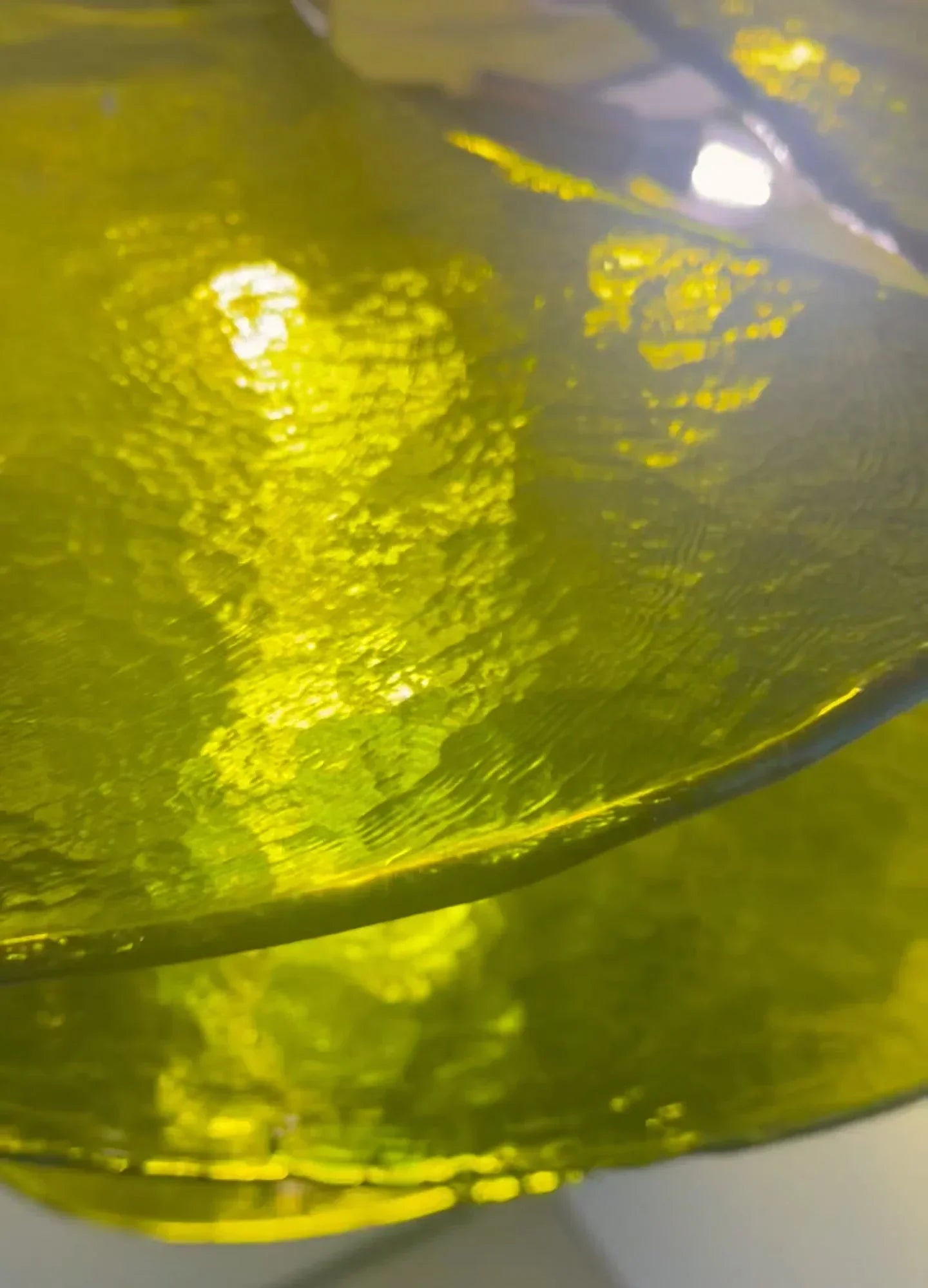 modern-green-textured-glass-leaf-chandelier-with-brass-finish-luxury-lilypad-petal-pendant-light