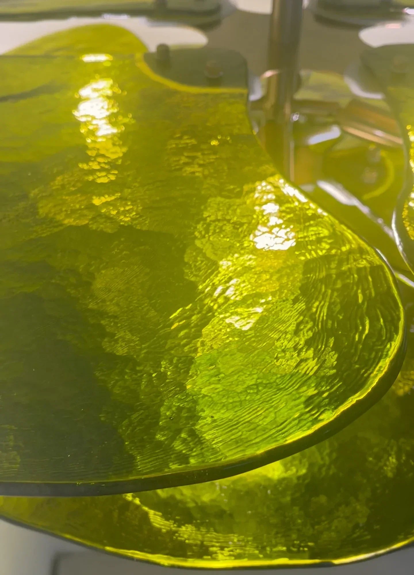 modern-green-textured-glass-leaf-chandelier-with-brass-finish-luxury-lilypad-petal-pendant-light