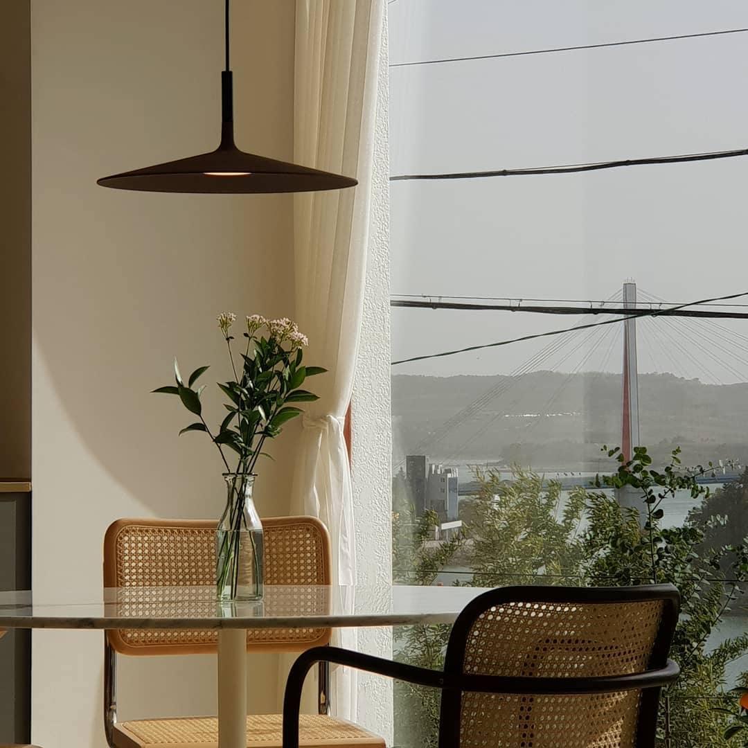Modern Industrial Aluminum Pendant Light with Focused LED Illumination for Indoor Spaces