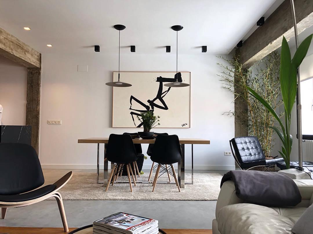 Modern Industrial Aluminum Pendant Light with Focused LED Illumination for Indoor Spaces
