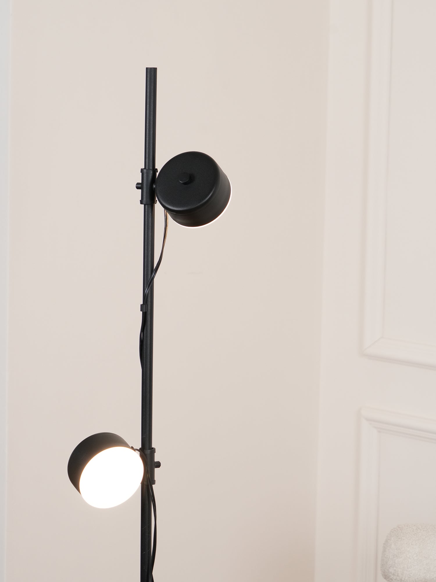 modern-led-magnetic-modular-floor-lamp-with-adjustable-lighting-units-for-artful-decor
