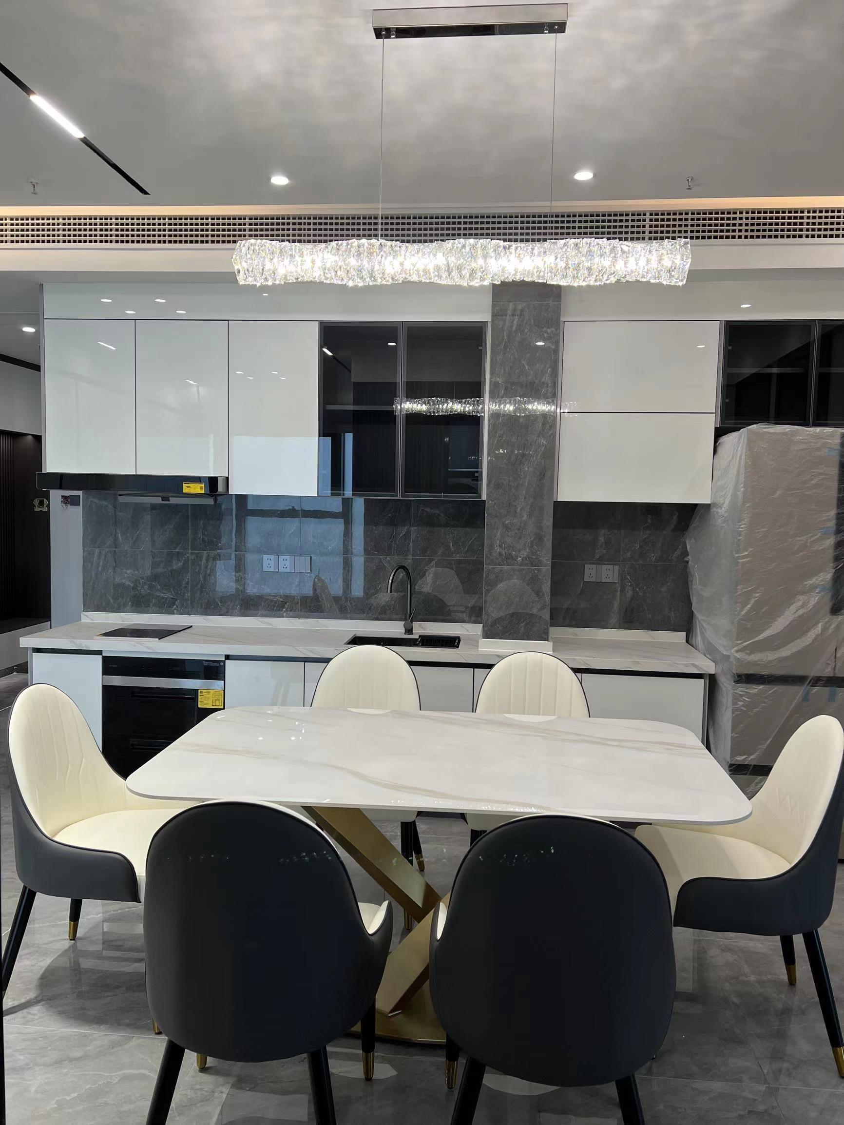 Modern Luxury Linear K9 Crystal LED Pendant Light for Kitchen Island and Dining Room
