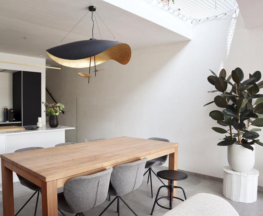 Modern Minimalist Giorgio Curving Disc LED Pendant Light with Adjustable Hanging Height