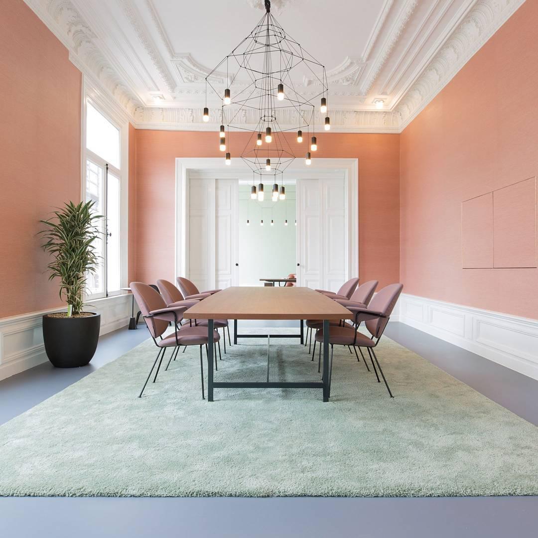 Modern Minimalist Linear LED Chandelier with Multi Head Design