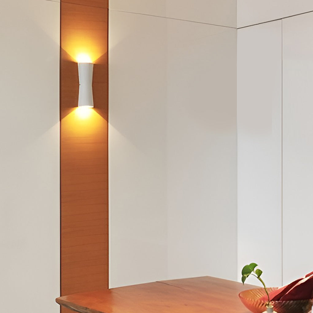 Modern Outdoor Waterproof LED Up and Down Wall Lamp for Porch and Garden Lighting