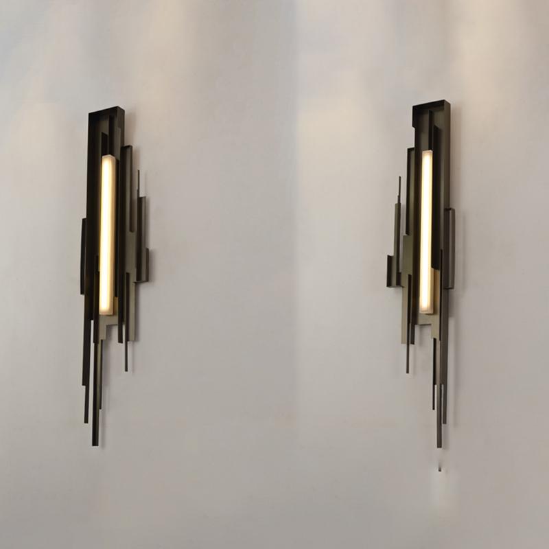 modern-brutalist-gold-metal-sculpted-wall-sconce-integrated-led-vertical-light-fixture