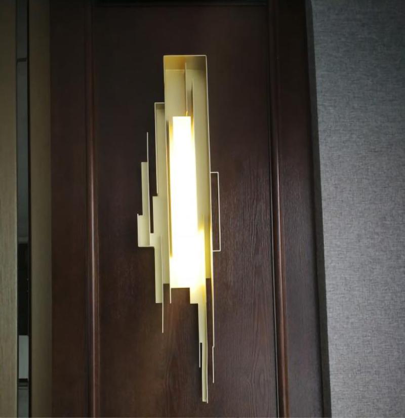 modern-brutalist-gold-metal-sculpted-wall-sconce-integrated-led-vertical-light-fixture
