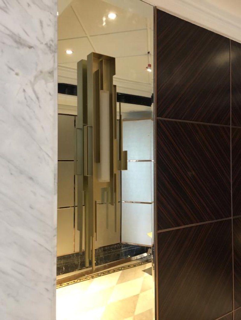 modern-brutalist-gold-metal-sculpted-wall-sconce-integrated-led-vertical-light-fixture