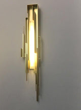 modern-brutalist-gold-metal-sculpted-wall-sconce-integrated-led-vertical-light-fixture