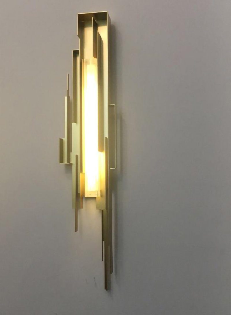 modern-brutalist-gold-metal-sculpted-wall-sconce-integrated-led-vertical-light-fixture