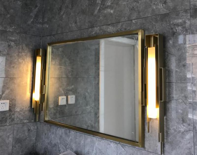 modern-brutalist-gold-metal-sculpted-wall-sconce-integrated-led-vertical-light-fixture