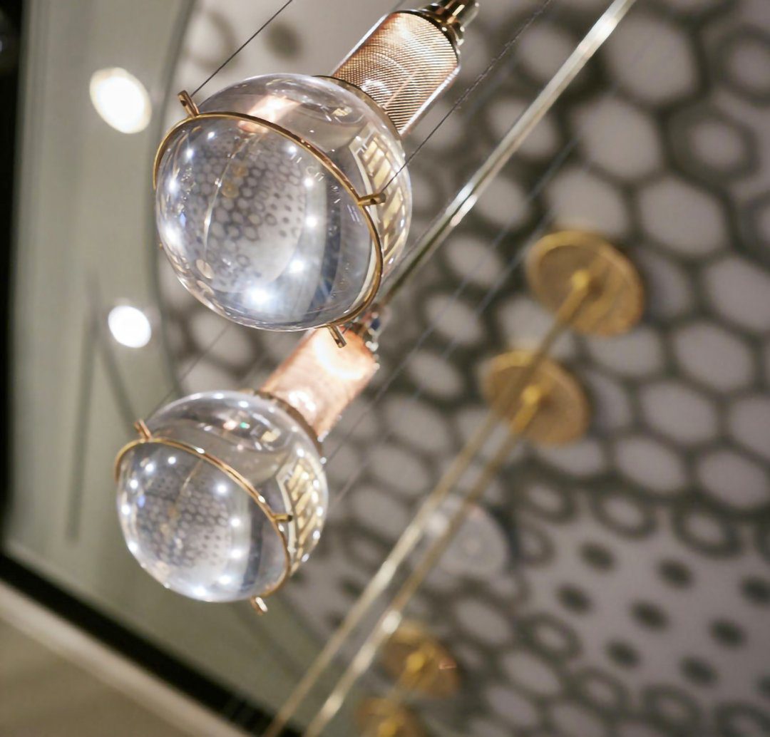 modern-glass-crystal-pendant-light-gold-chandelier-with-cylindrical-reflector-and-spherical-element-design