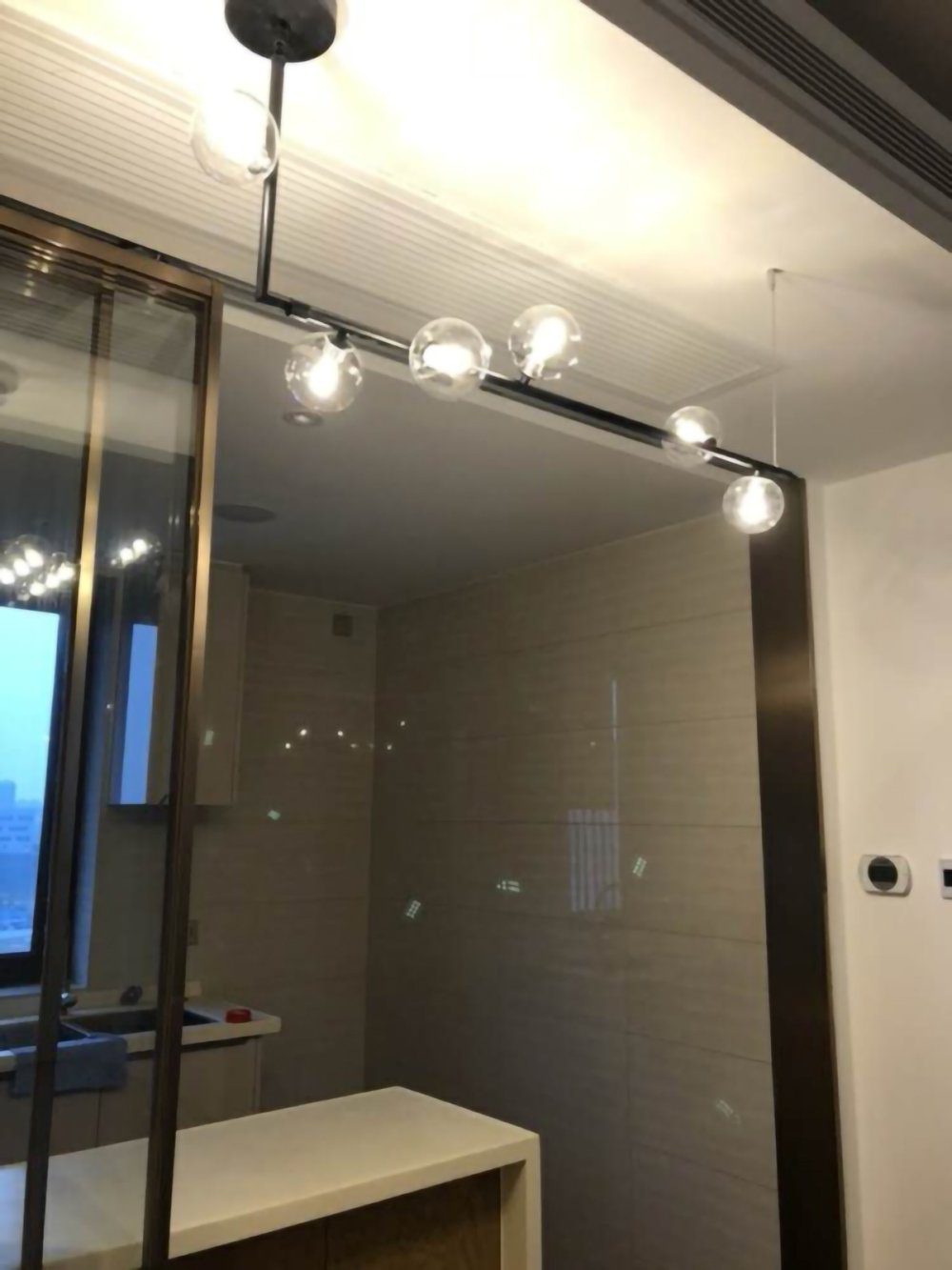 modern-linear-chandelier-with-clear-glass-globe-shades-for-geometric-dining-room-lighting