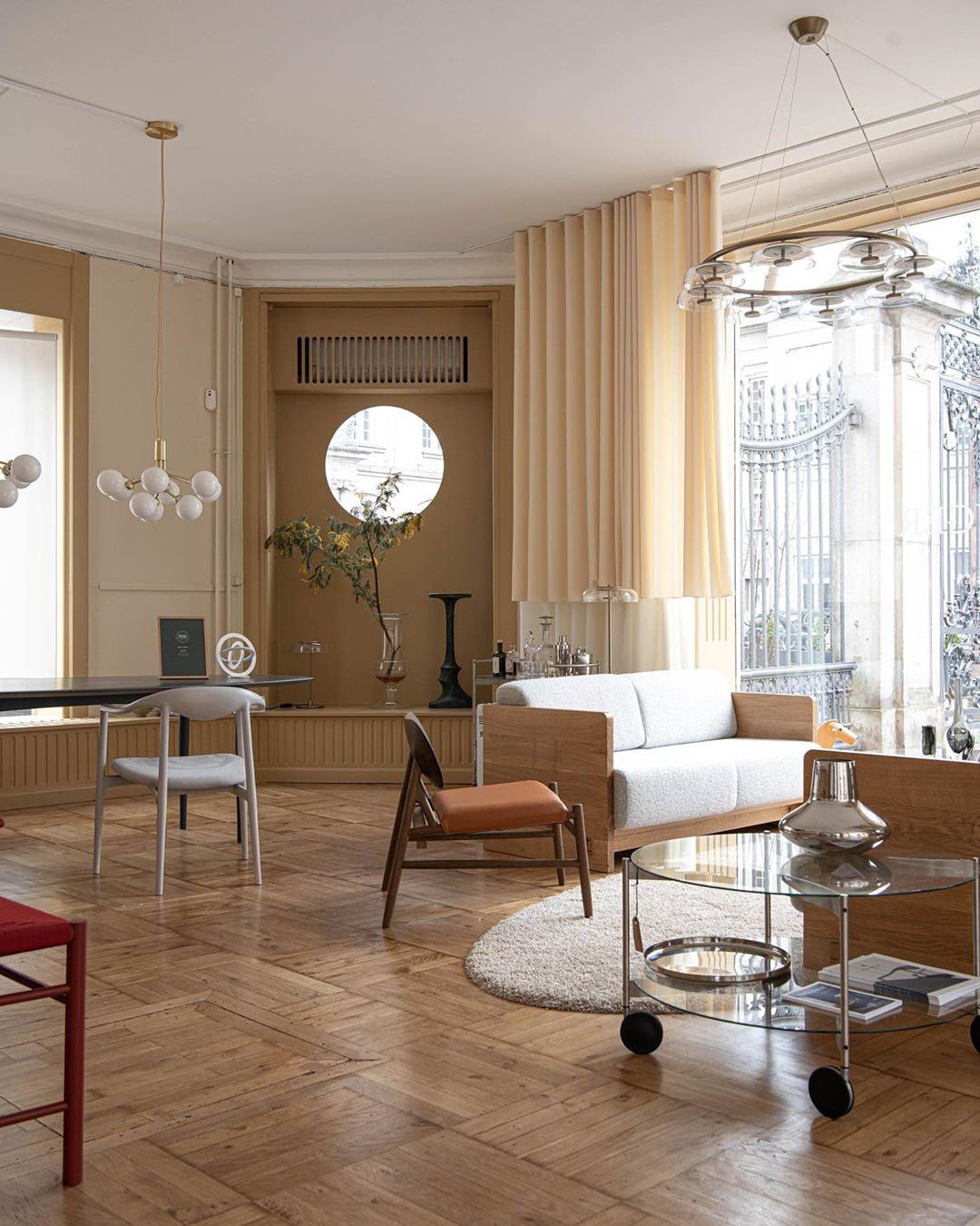 modern-apiales-glass-globe-chandelier-flower-inspired-pendant-light-for-dining-room