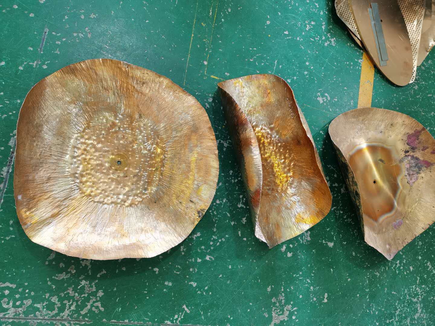 handcrafted-hammered-brass-pendant-lamp-for-modern-kitchen-island-and-elegant-dining-room