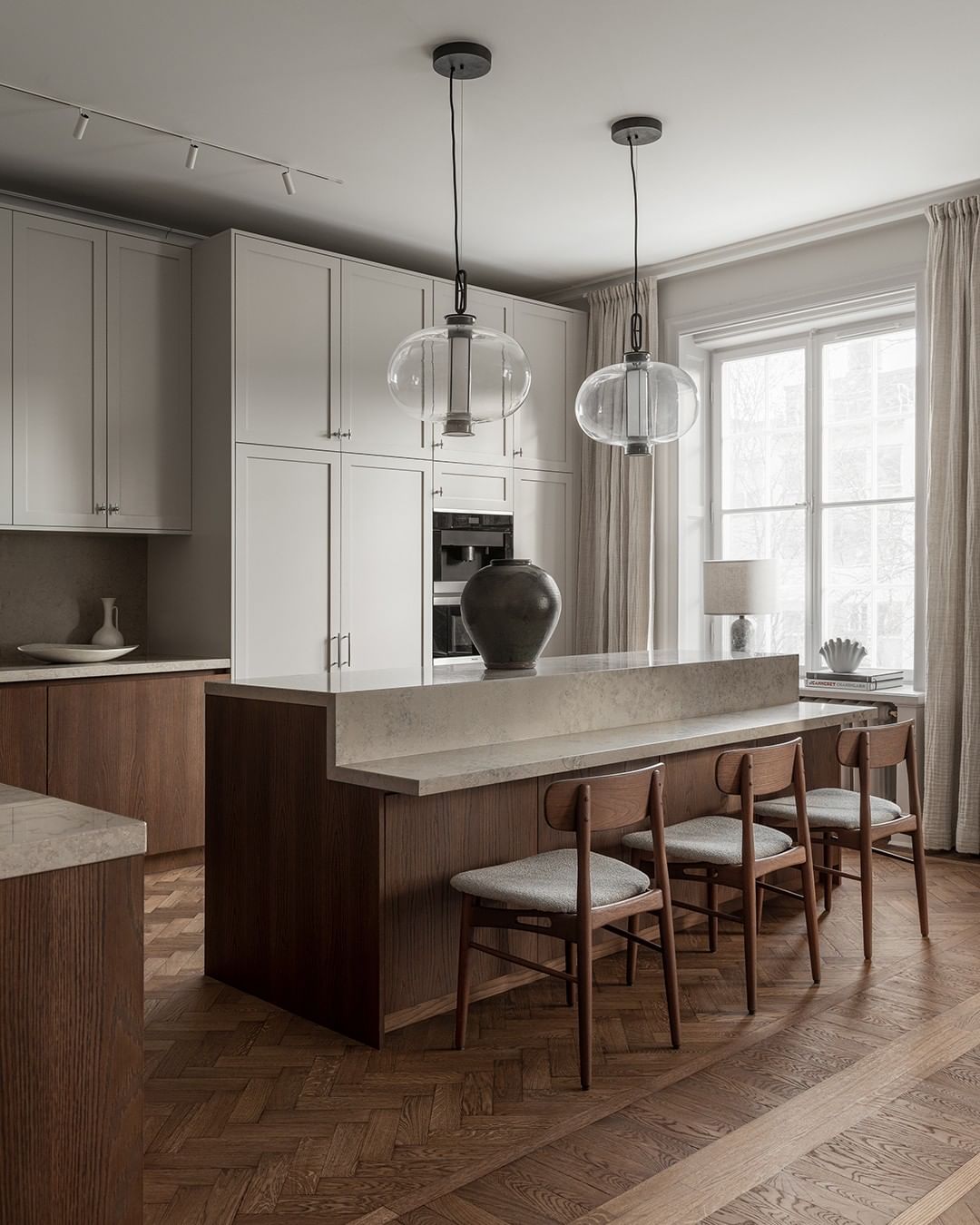modern-blown-glass-lantern-chandelier-led-suspension-light-for-living-room-and-dining-areas