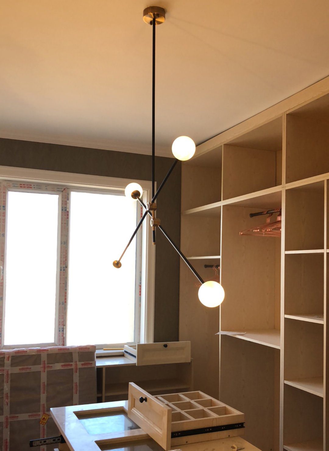modern-hand-blown-glass-globe-chandelier-with-elegant-brass-and-copper-finishes