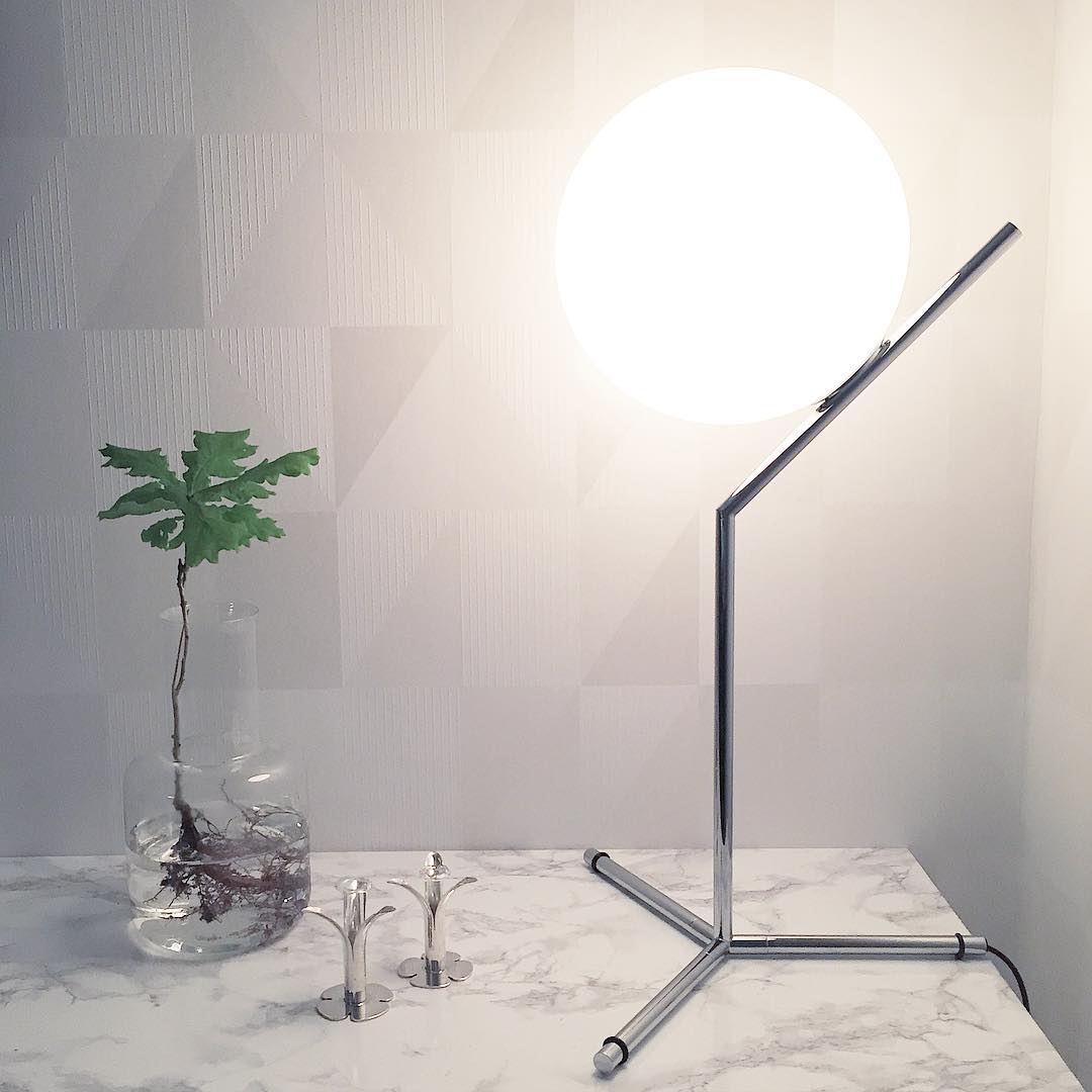 modern-opalescent-blown-glass-globe-table-lamp-with-flexible-steel-base-and-gold-finish