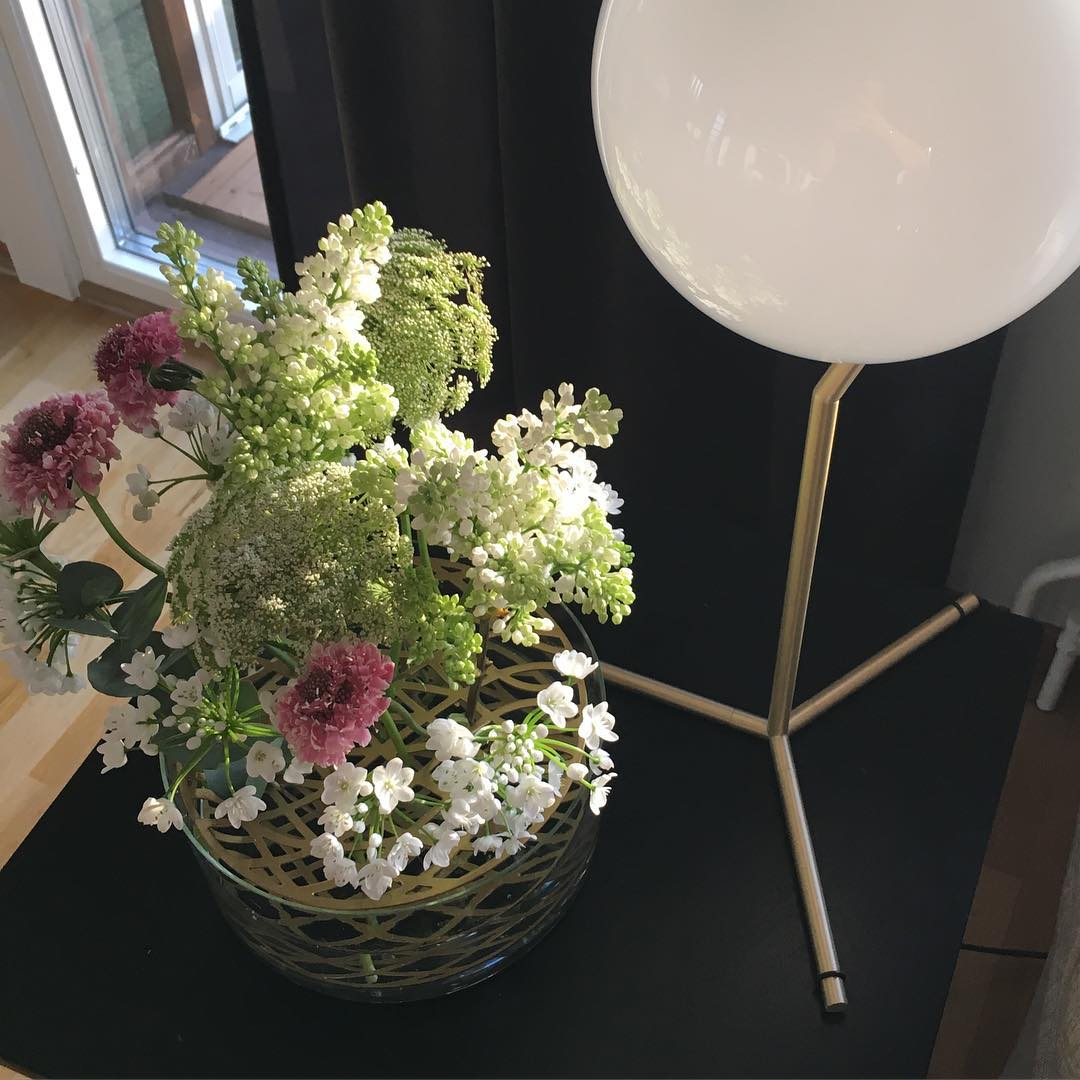 modern-opalescent-blown-glass-globe-table-lamp-with-flexible-steel-base-and-gold-finish