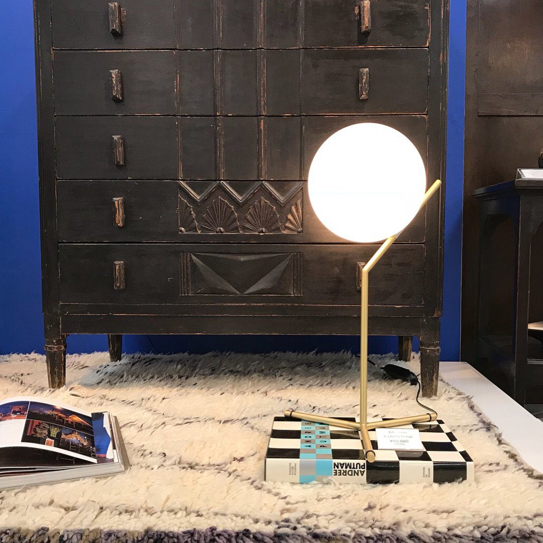 modern-opalescent-blown-glass-globe-table-lamp-with-flexible-steel-base-and-gold-finish