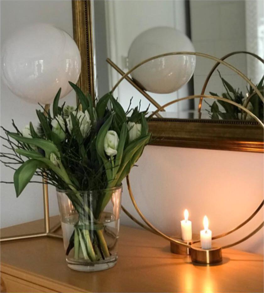 modern-opalescent-blown-glass-globe-table-lamp-with-flexible-steel-base-and-gold-finish