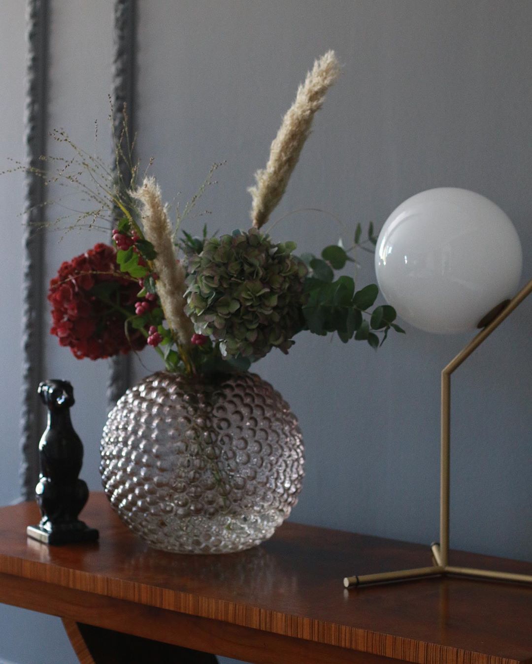 modern-opalescent-blown-glass-globe-table-lamp-with-flexible-steel-base-and-gold-finish