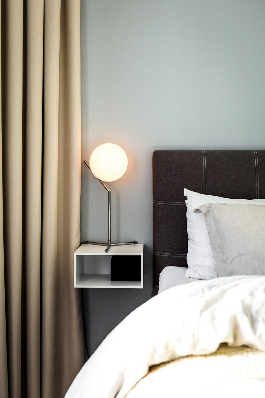 modern-opalescent-blown-glass-globe-table-lamp-with-flexible-steel-base-and-gold-finish