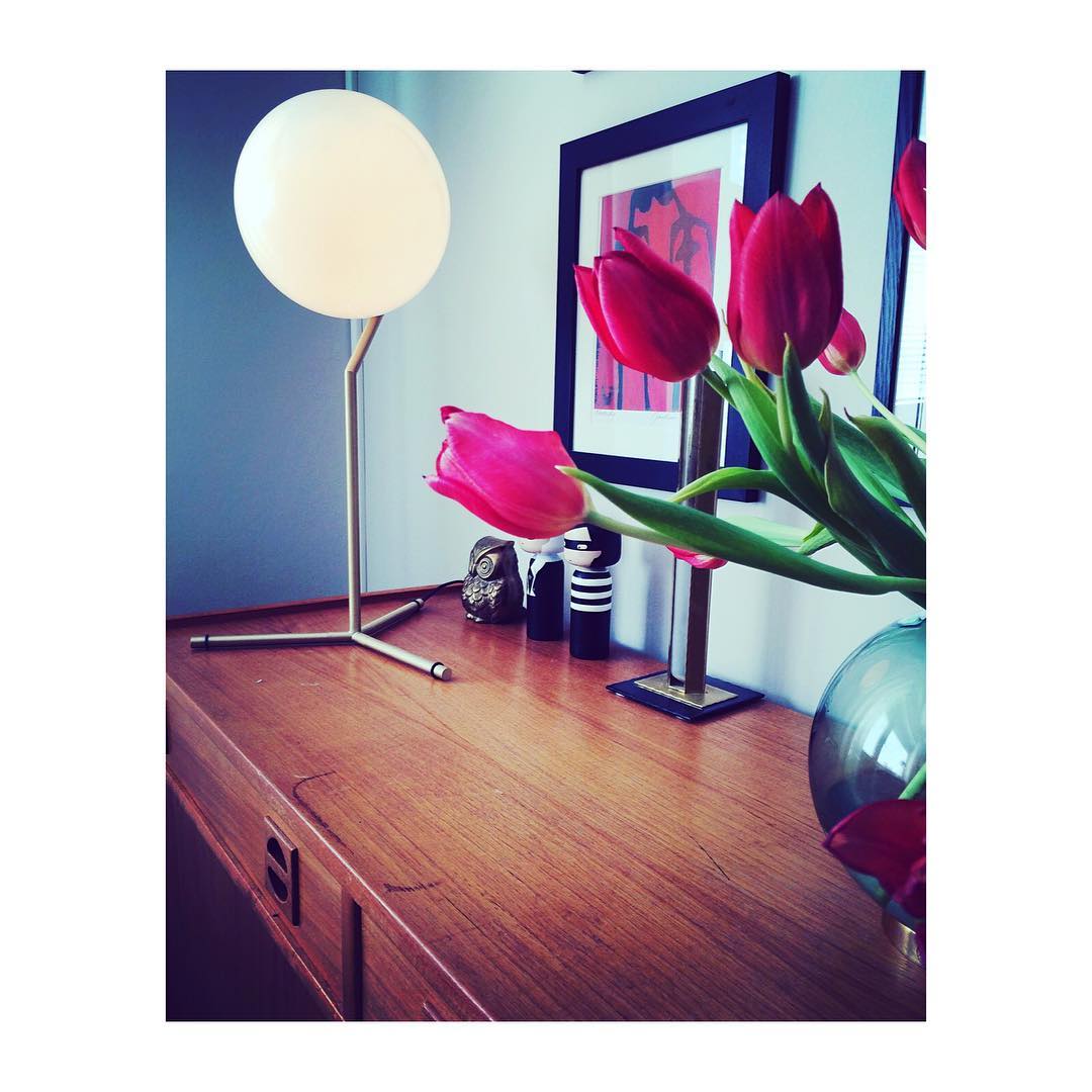 modern-opalescent-blown-glass-globe-table-lamp-with-flexible-steel-base-and-gold-finish