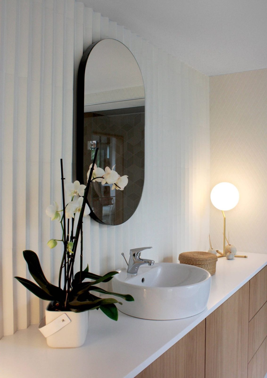 modern-opalescent-blown-glass-globe-table-lamp-with-flexible-steel-base-and-gold-finish