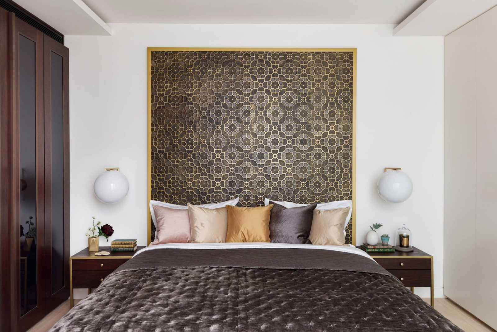 modern-opal-blown-glass-wall-sconce-with-elegant-brass-finish-round-globe-lighting