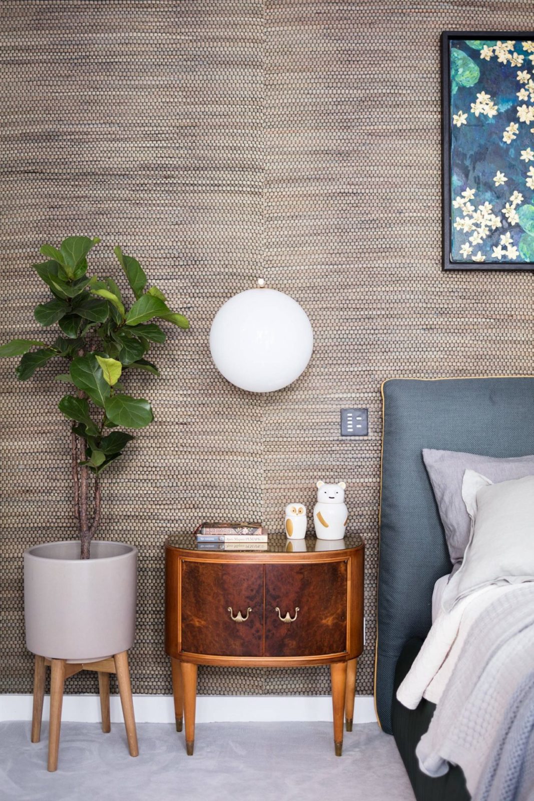 modern-opal-blown-glass-wall-sconce-with-elegant-brass-finish-round-globe-lighting