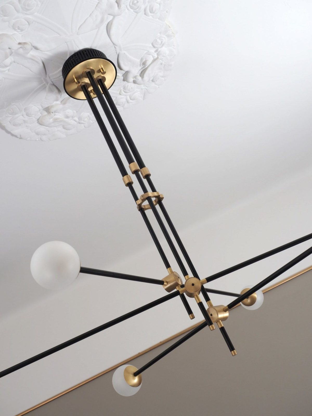 modern-hand-blown-glass-globe-chandelier-with-elegant-brass-and-copper-finishes