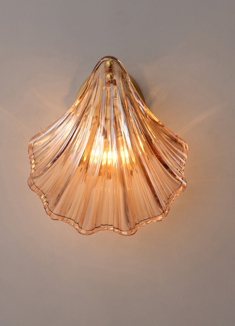 elegant-shell-shaped-brass-and-amber-glass-wall-lamp-for-modern-home-decor