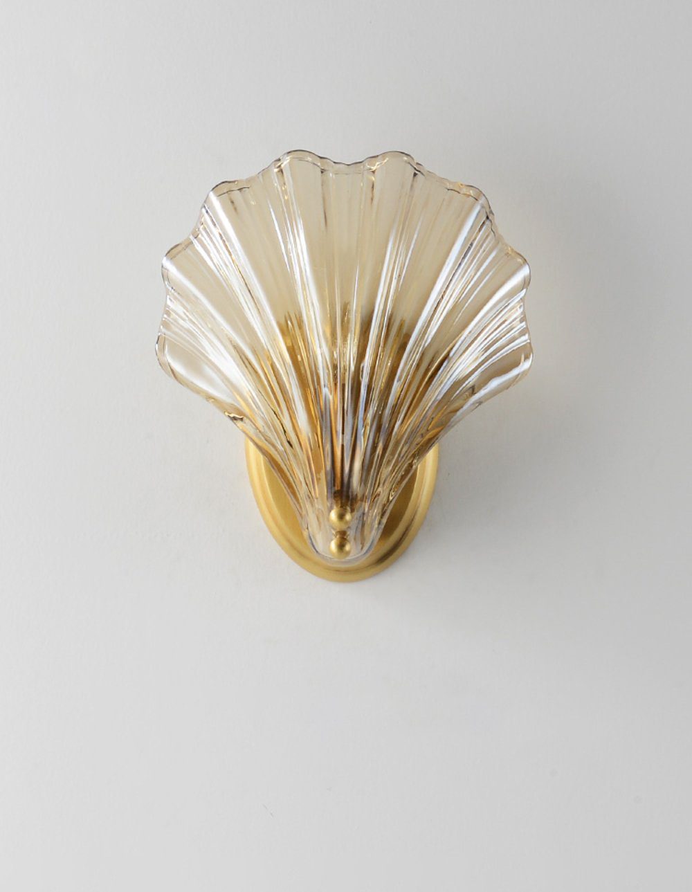 elegant-shell-shaped-brass-and-amber-glass-wall-lamp-for-modern-home-decor