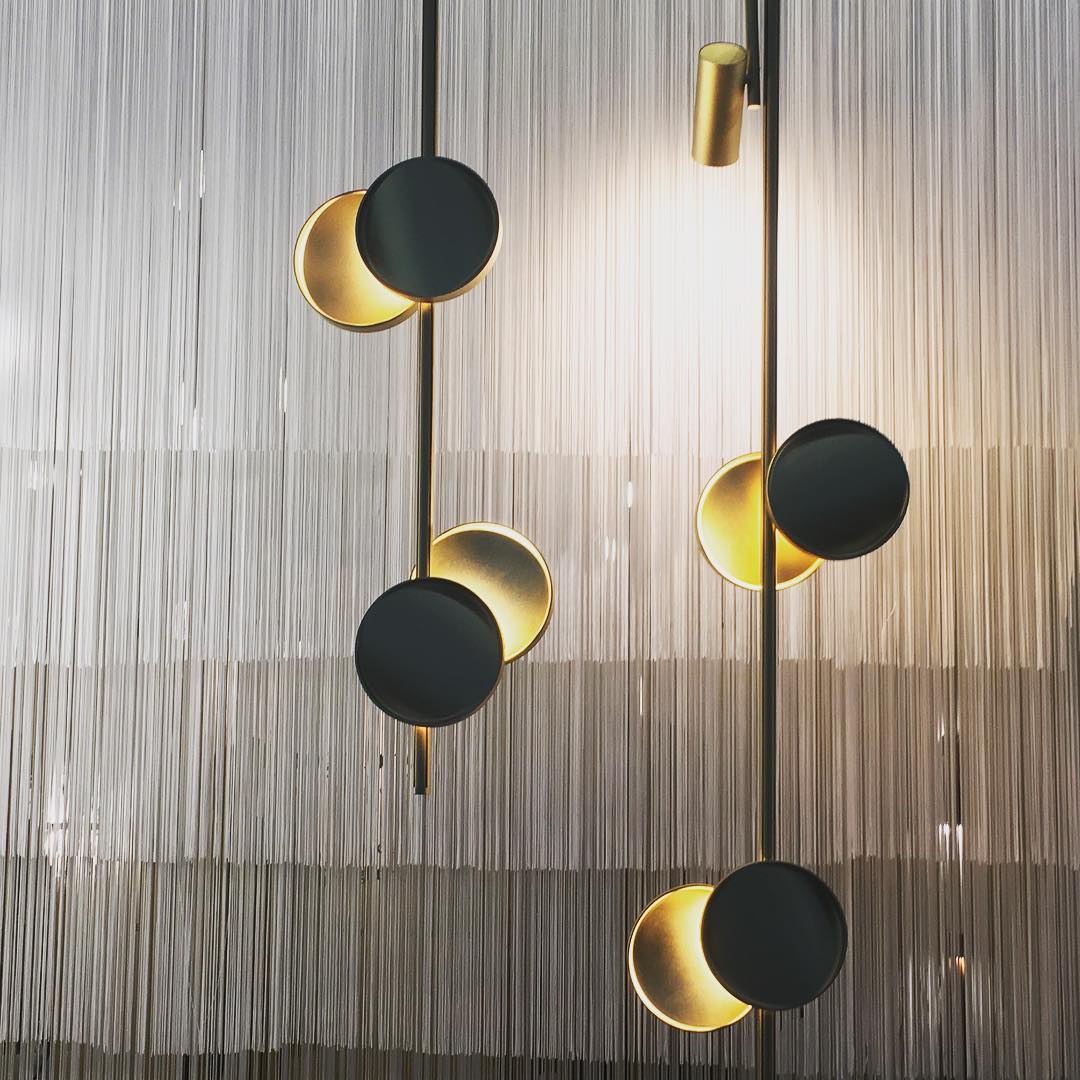 typography-cilon-disc-minimalist-led-pendant-lamp-sculptural-vertical-lighting-for-modern-living-space